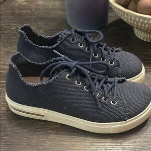 Birkenstock Women’s Casual Navy Bend Decon sneakers! Size 7 Women’s.